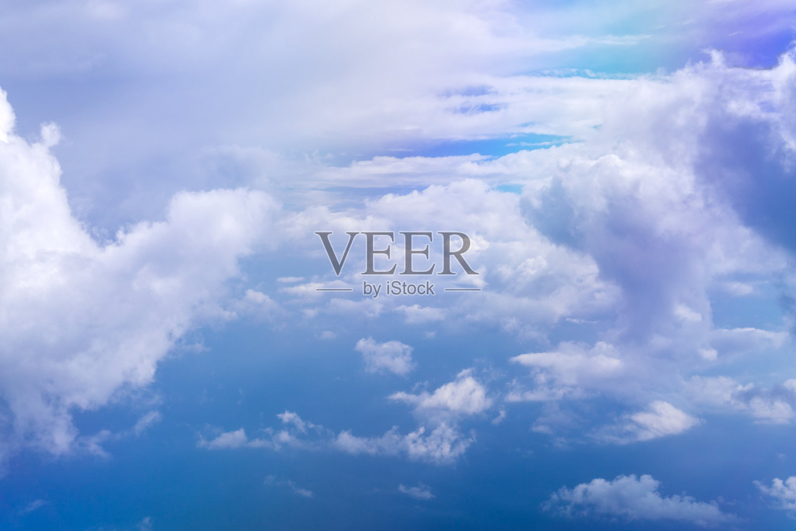 从飞机上看到的云。云在镜头中移动。飞过云霄。乘飞机旅行。背景照片摄影图片