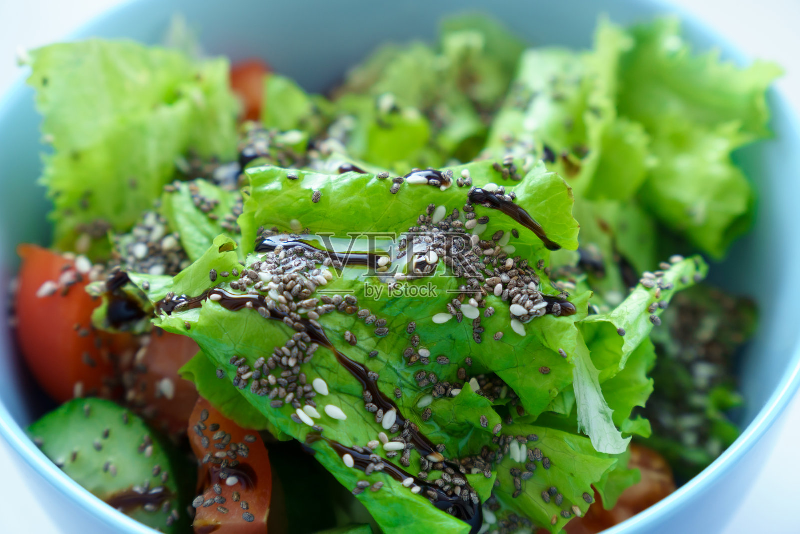 奇亚籽沙拉，特写。素食食物。超级食物。酮饮食。超级沙拉。照片摄影图片