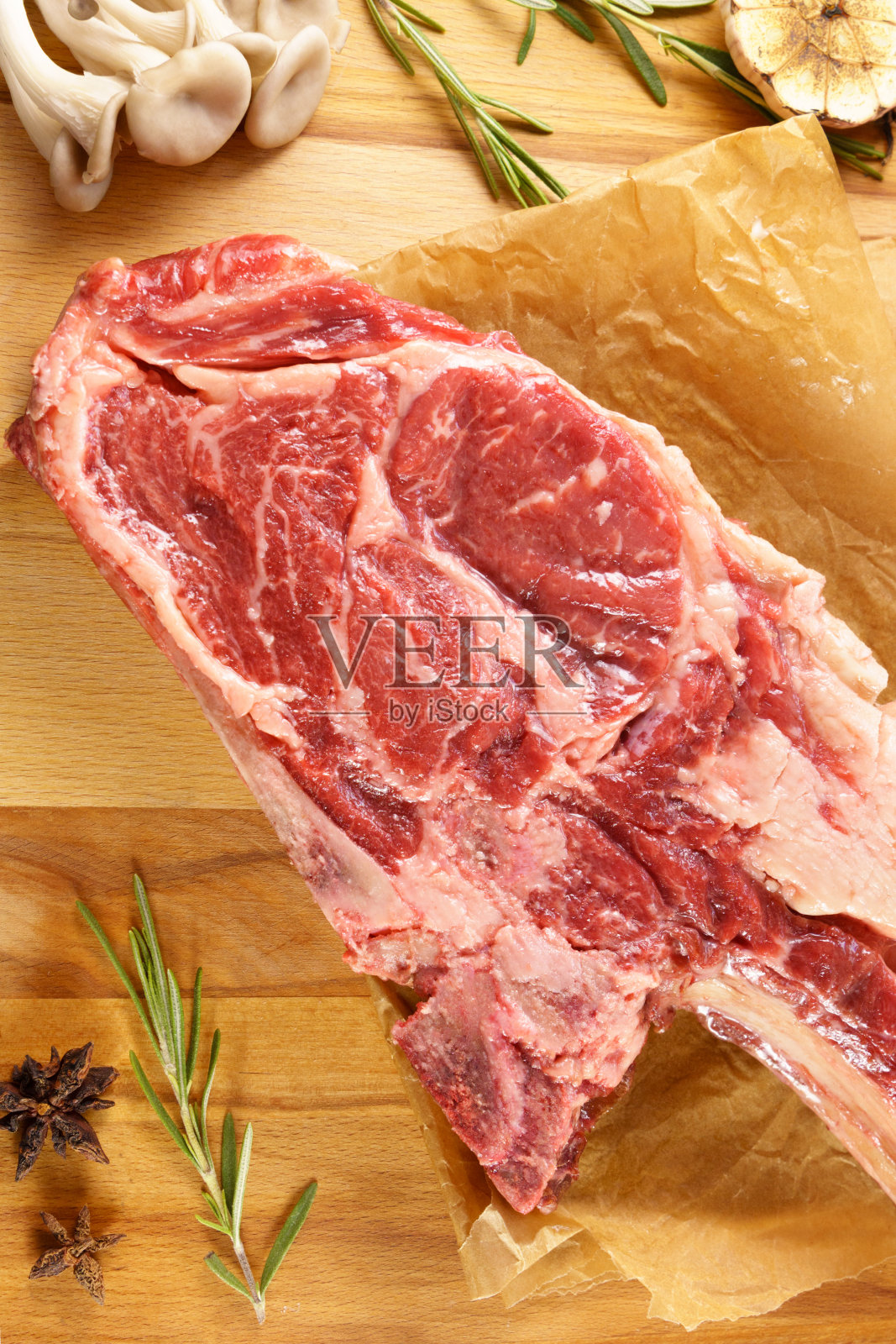 木底生牛仔牛排，上等肋眼骨。垂直图照片摄影图片