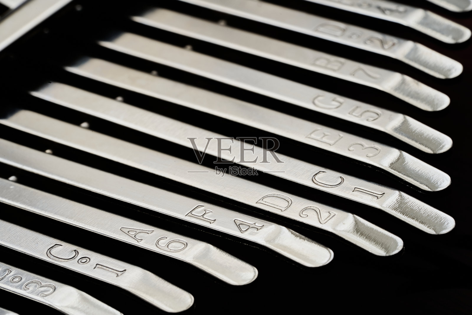 近景概念卡林巴矿钢键或金属带背景照片摄影图片