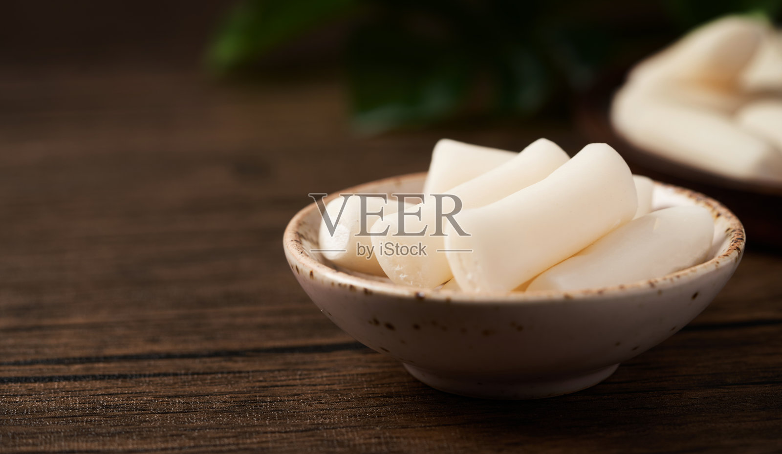 木背景盘子里的韩国年糕照片摄影图片