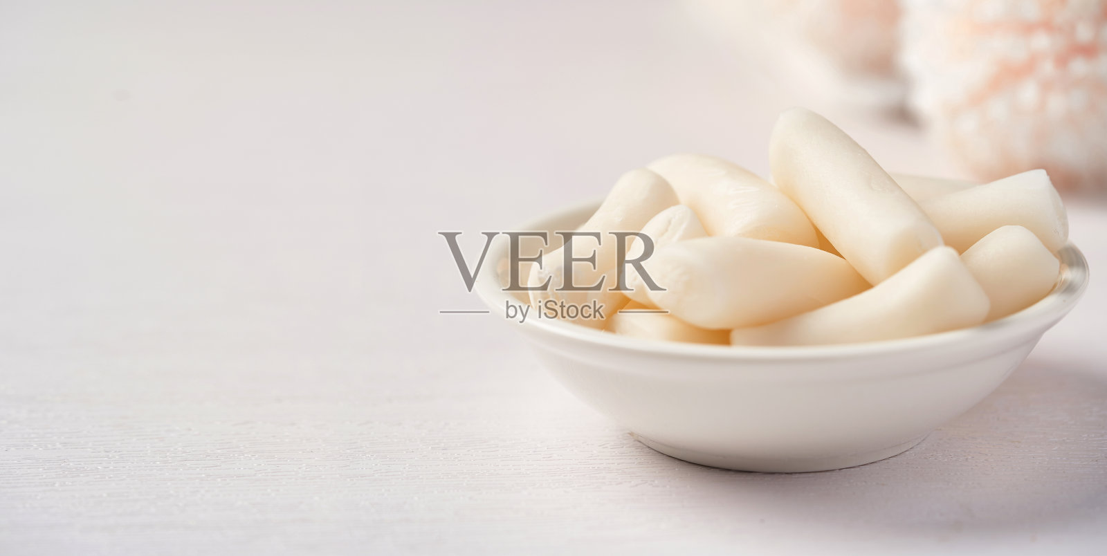 白木背景的韩国年糕照片摄影图片