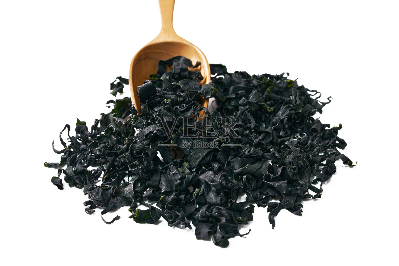 干海带(海带):在白色背景上孤立的海藻和木勺。在白色背景上分离的干海带或海带。Konbu，藻类，裙带菜照片摄影图片