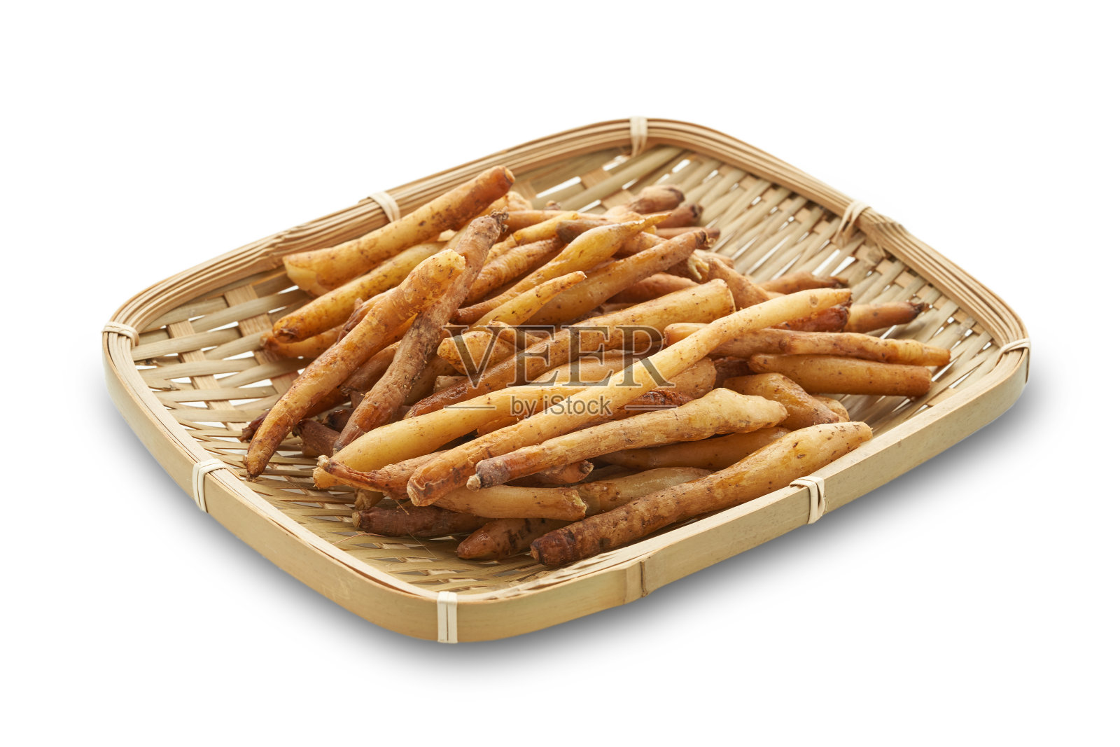 新鲜的手指根或坎普弗(kachai)泰国草药在木制盘子孤立的白色背景与修剪路径照片摄影图片