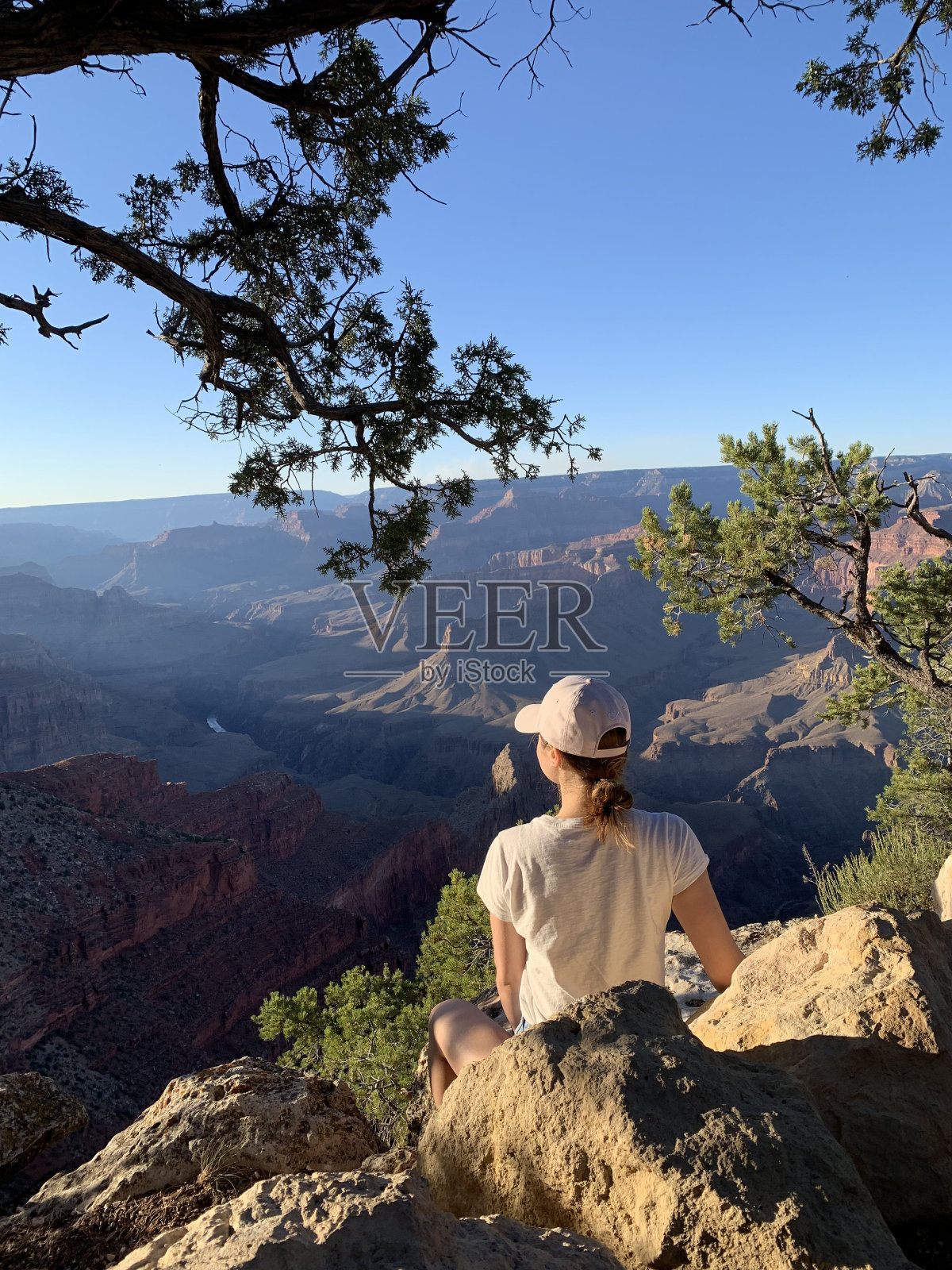 在峡谷附近度假的女孩照片摄影图片