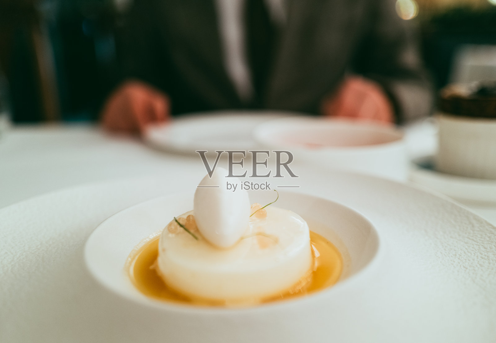 在高级餐厅庆祝生日照片摄影图片