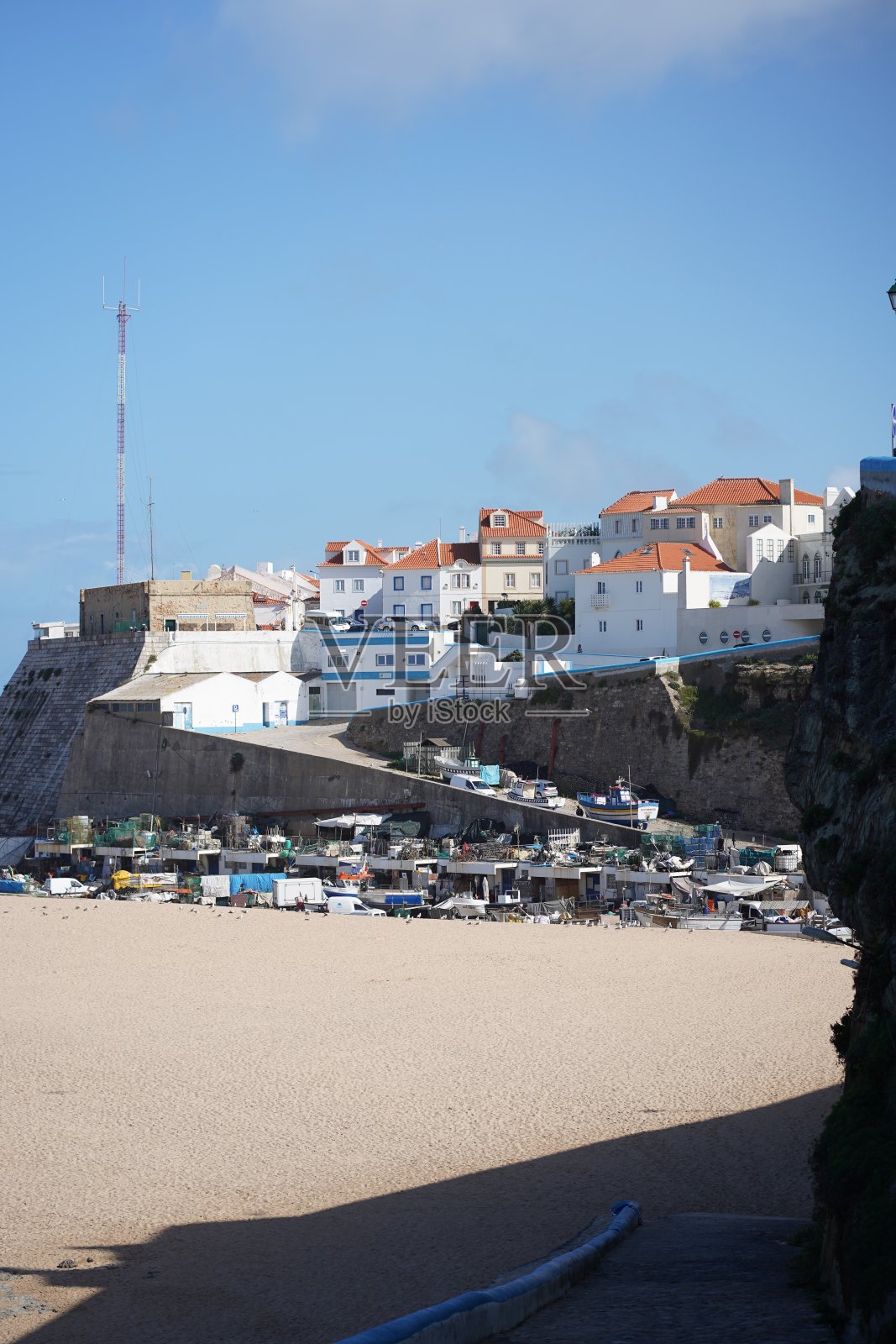 从海滩到山顶小镇的景色照片摄影图片
