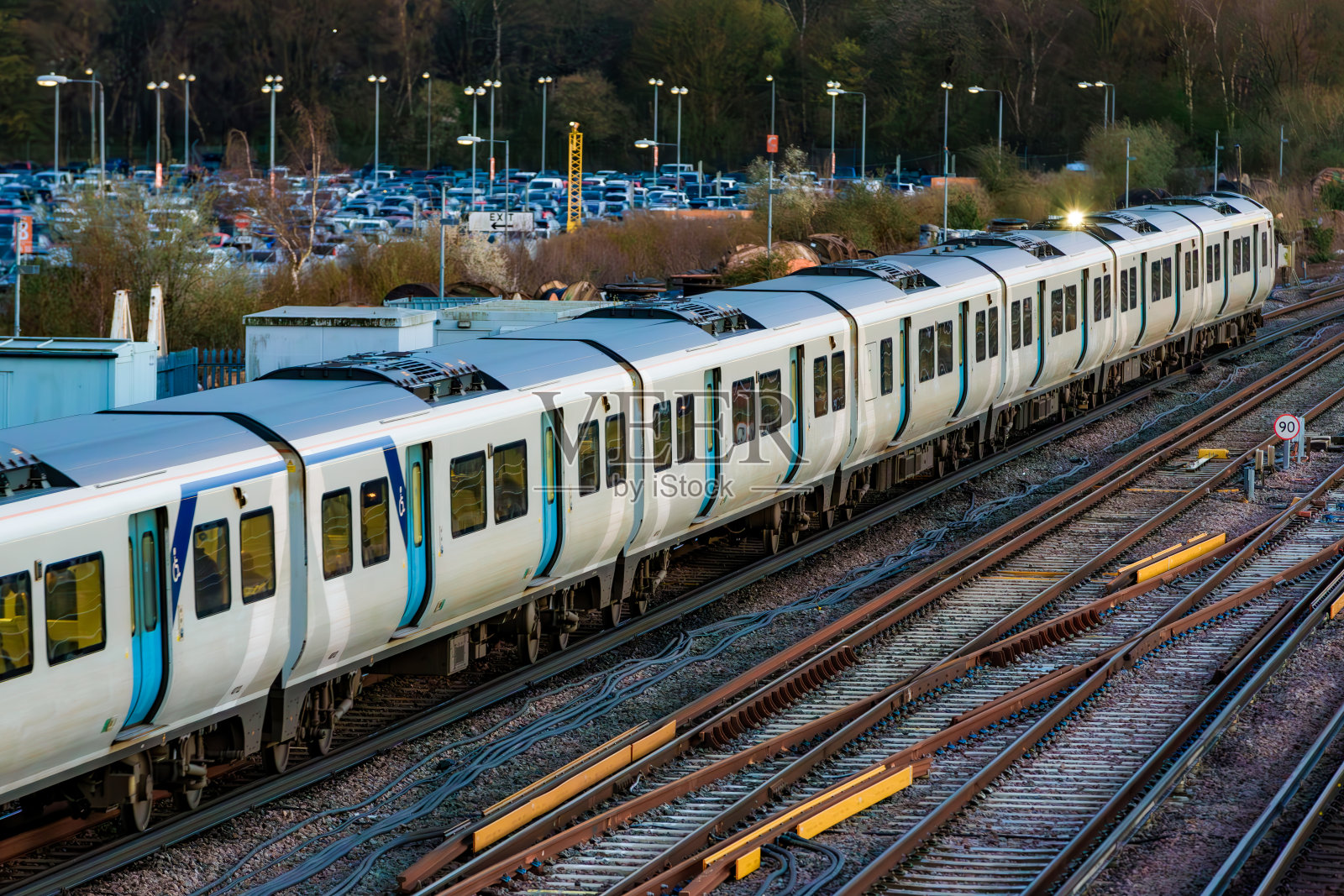 在英国盖特威克机场车站等待的火车的高角度视图照片摄影图片