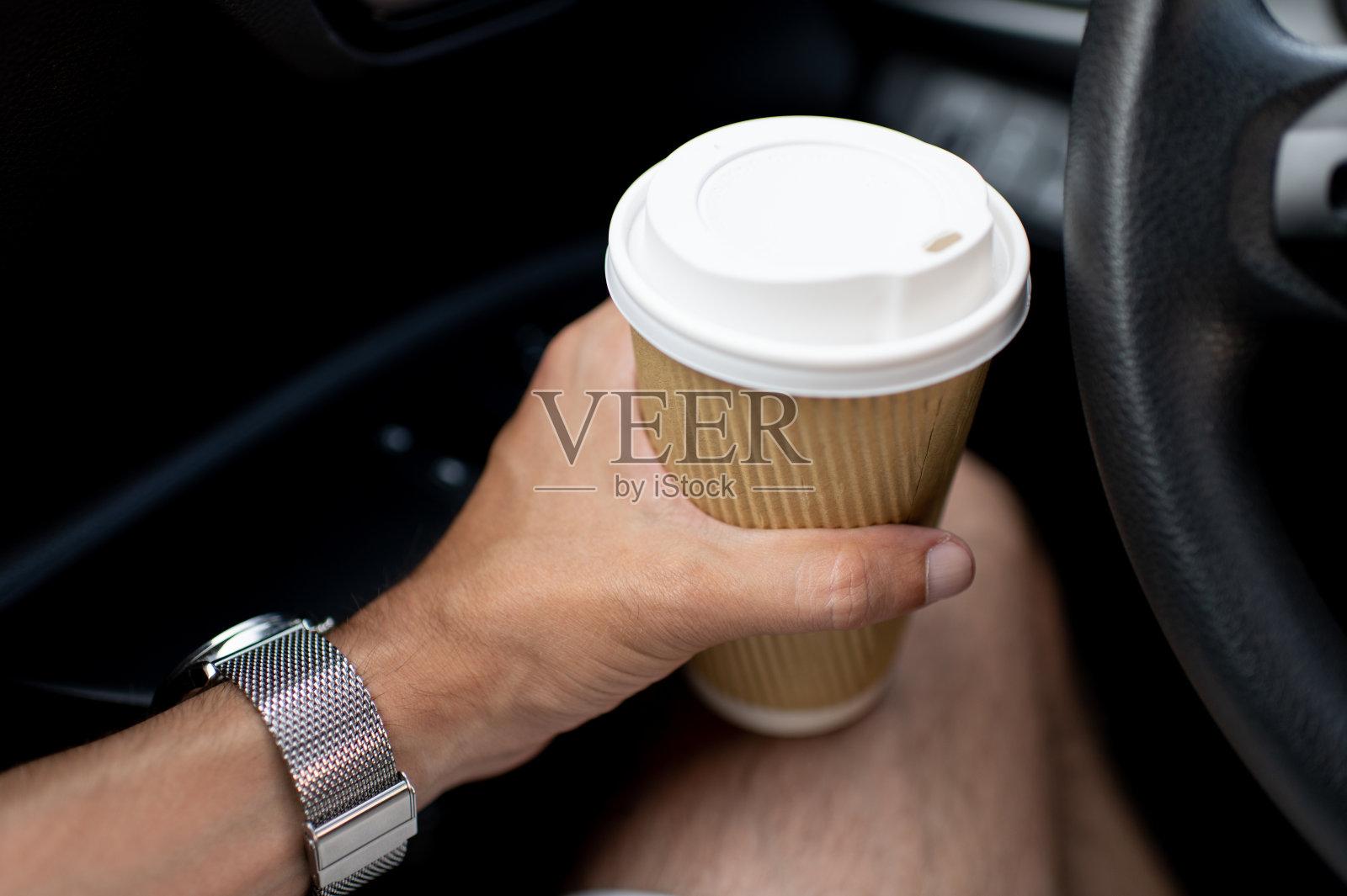 男人在车里喝咖啡照片摄影图片