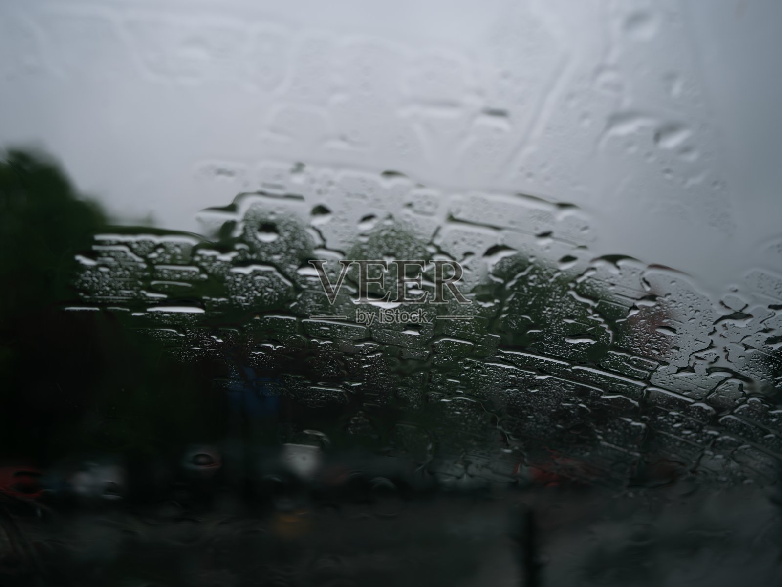雨滴落在汽车上照片摄影图片