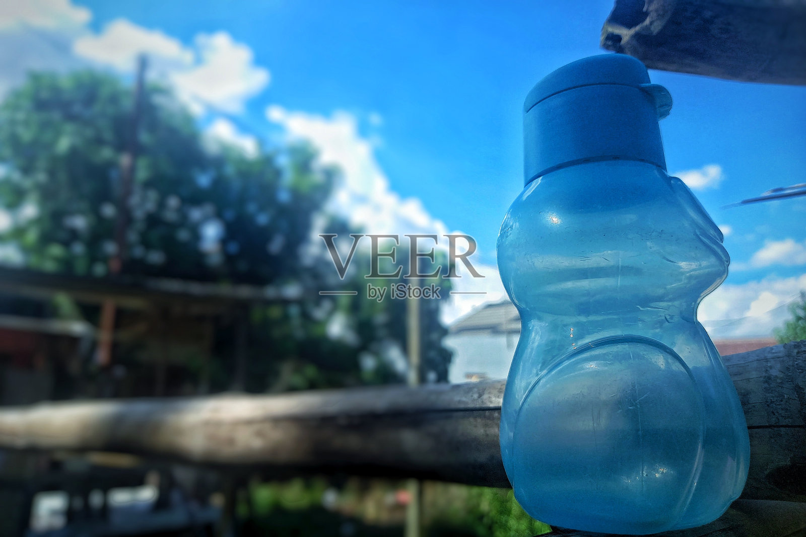 一个蓝色的饮料瓶的特写。照片摄影图片