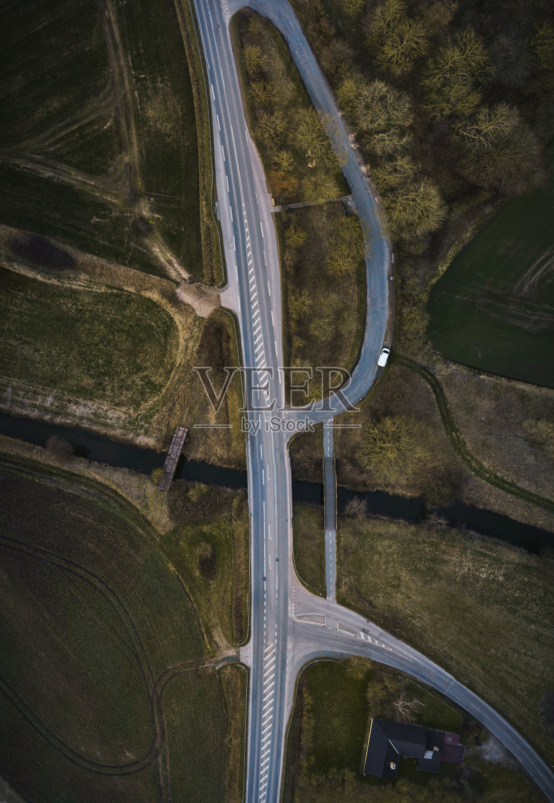 在乡村道路上照片摄影图片