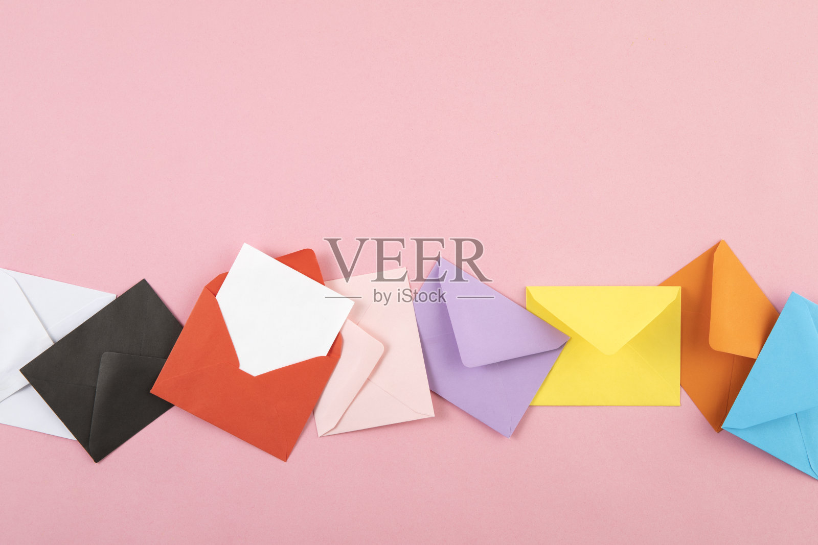 粉红色背景信封照片摄影图片