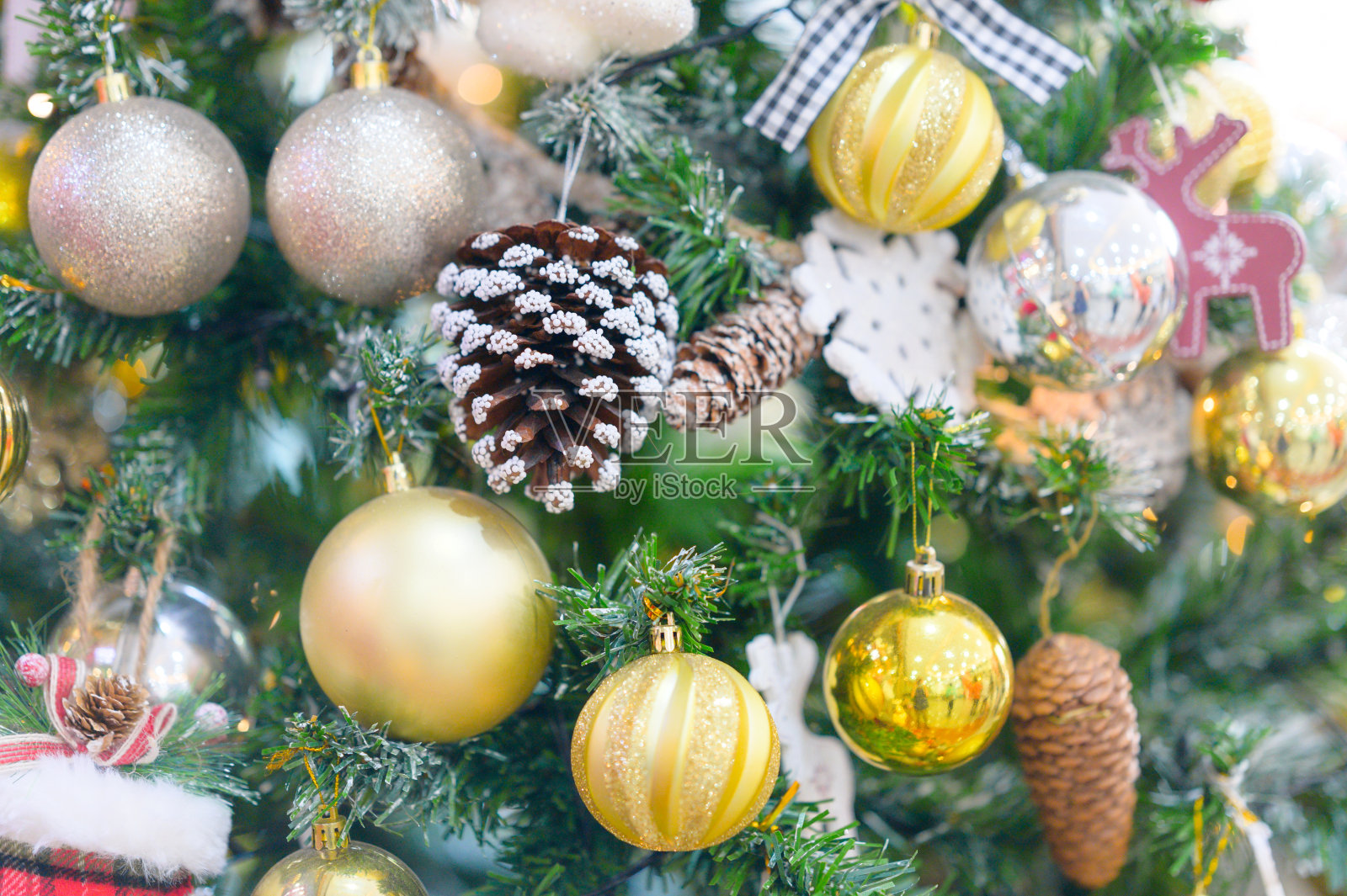 圣诞树下许多圣诞礼物的装饰照片摄影图片