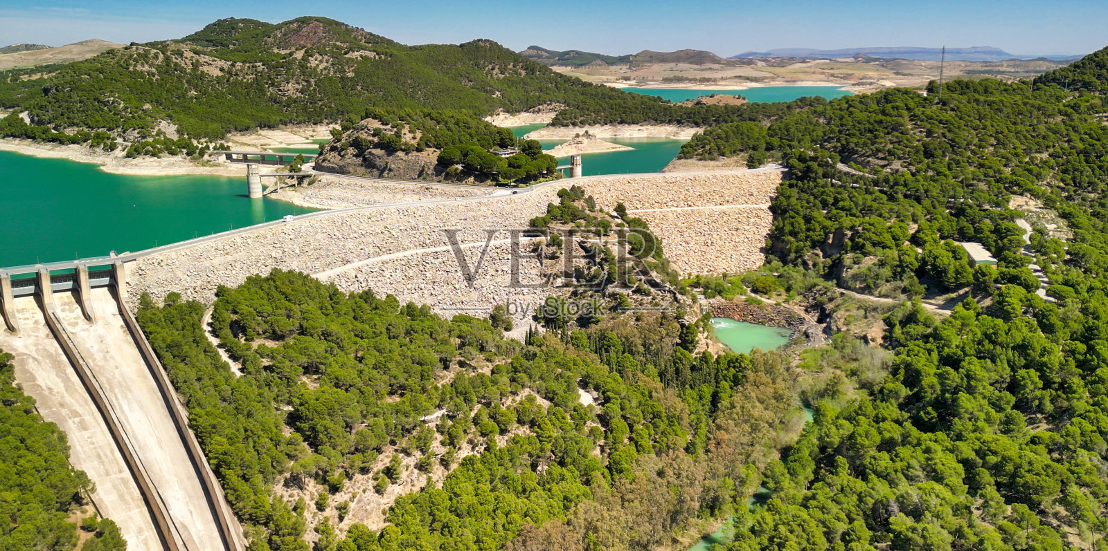 西班牙安达卢西亚卡米尼托德尔雷伊水坝鸟瞰图照片摄影图片