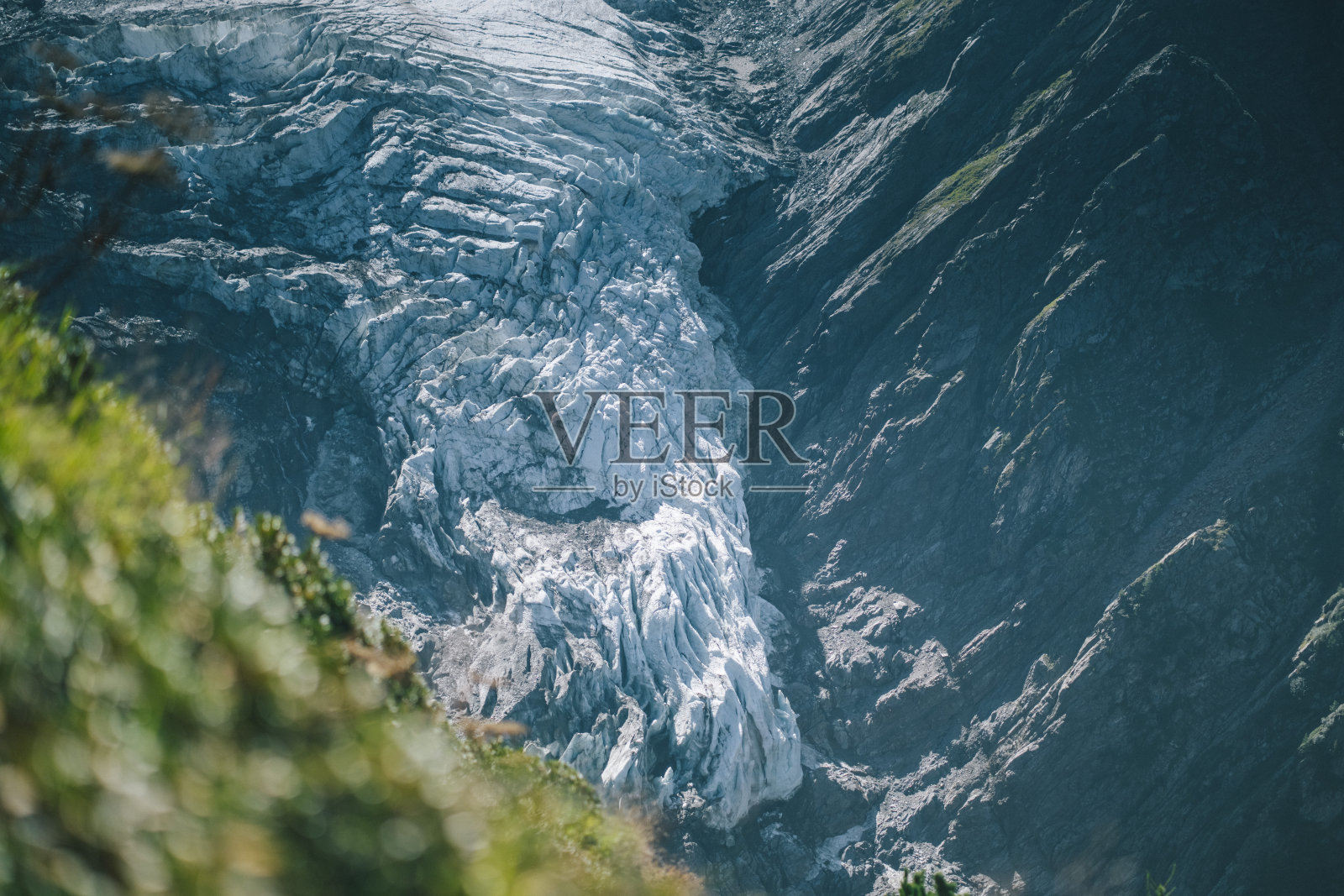 冰川从陡峭的山坡上倾泻而下照片摄影图片