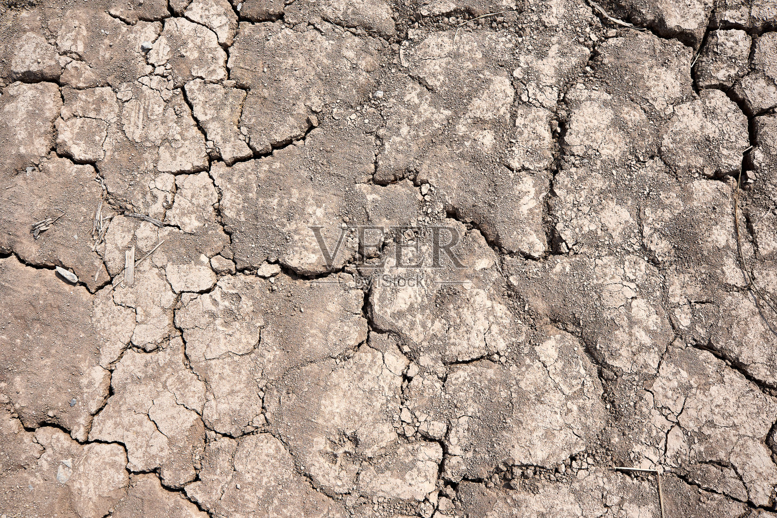 干燥的土壤或破碎的地面纹理背景。俯视图照片摄影图片