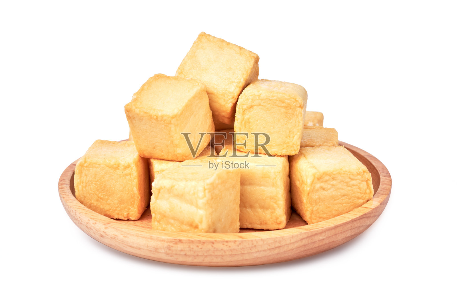 木盘里一堆鱼豆腐丁的特写，孤立的白色背景与剪影路径照片摄影图片