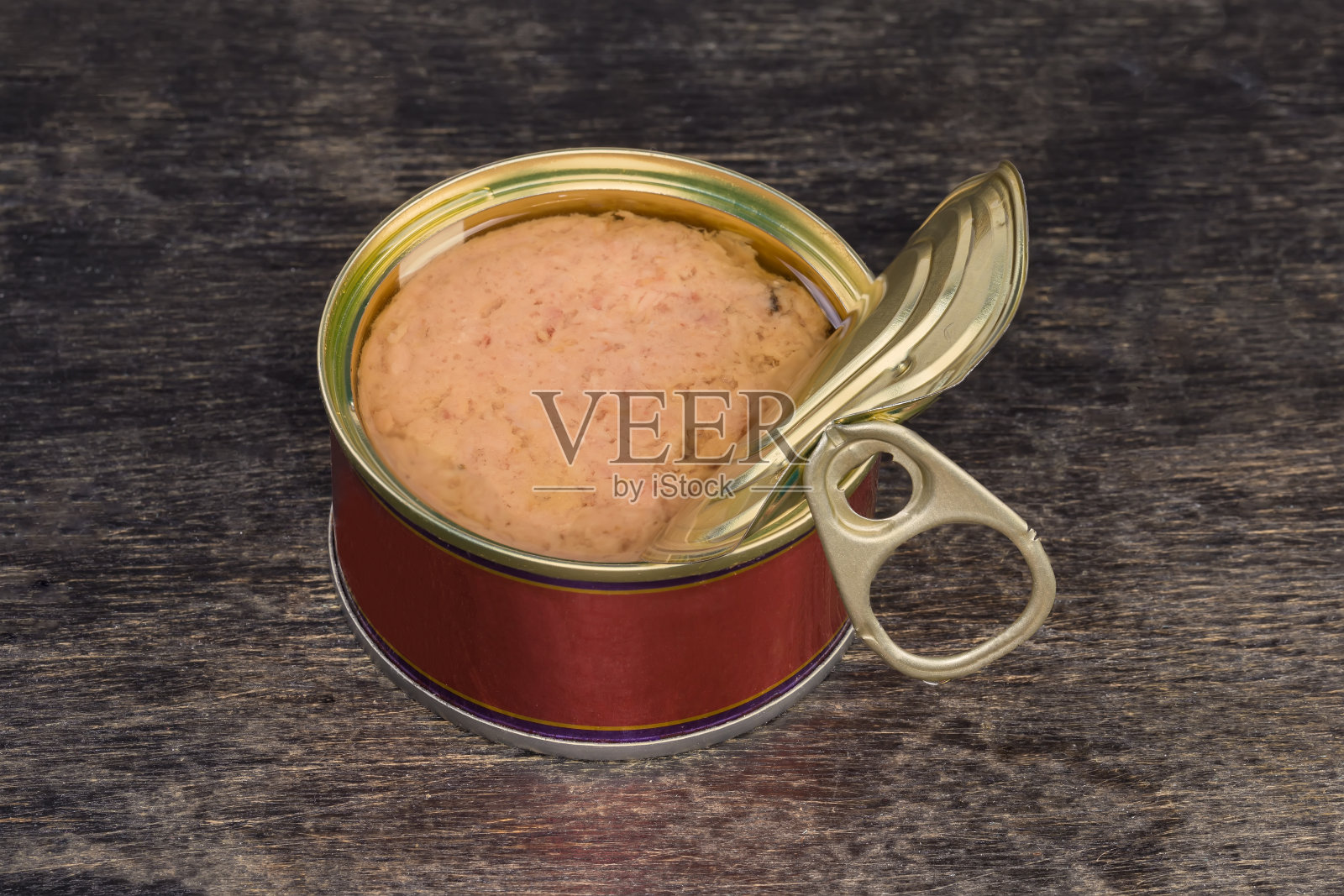 半打开的金枪鱼罐头罐头，黑色表面照片摄影图片