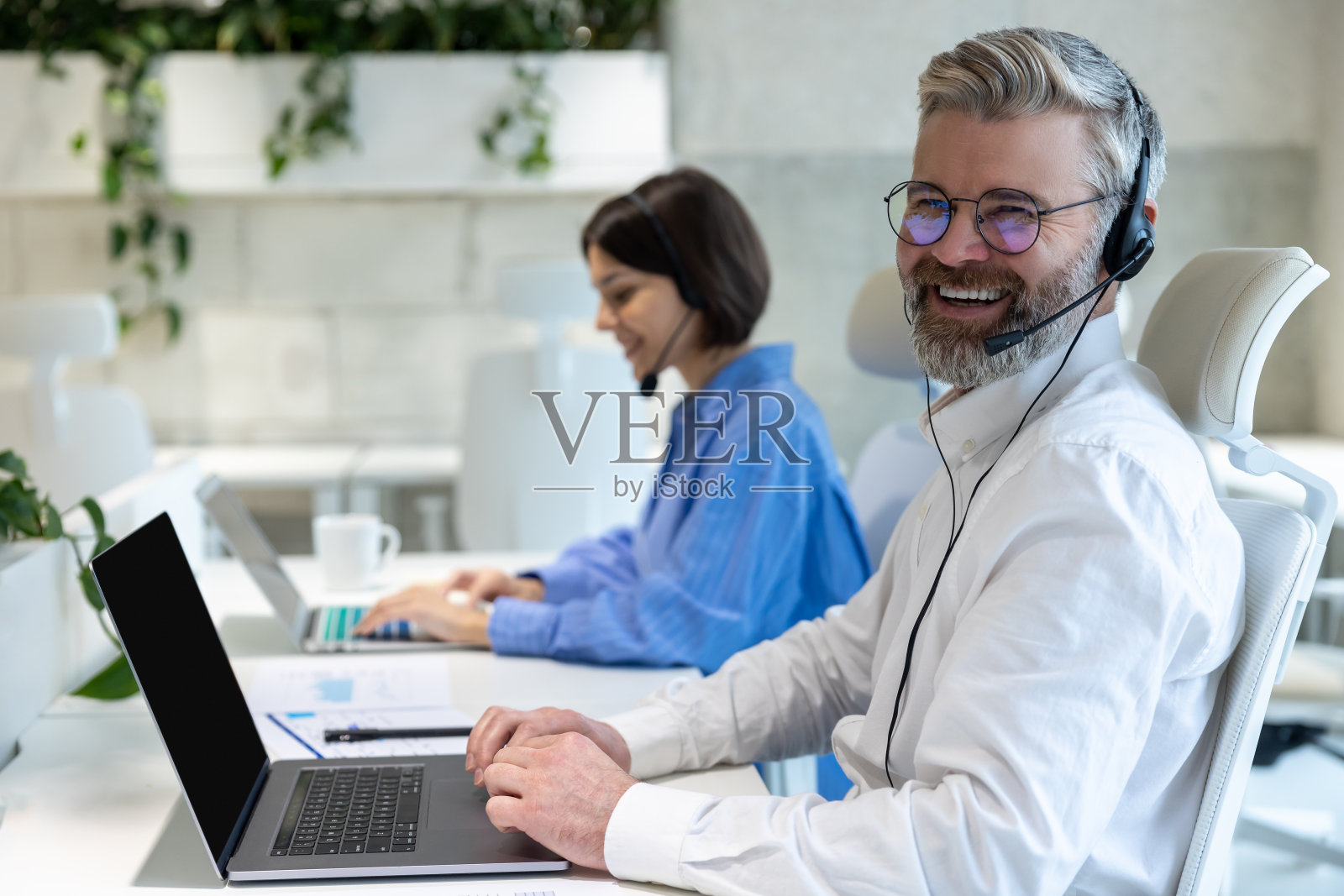 在数据中心工作并参与其中的专业人员照片摄影图片