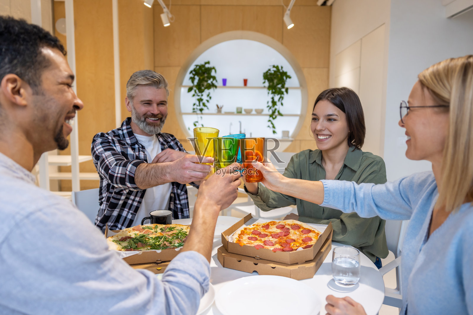 一群人在一起吃午饭时看起来很开心照片摄影图片