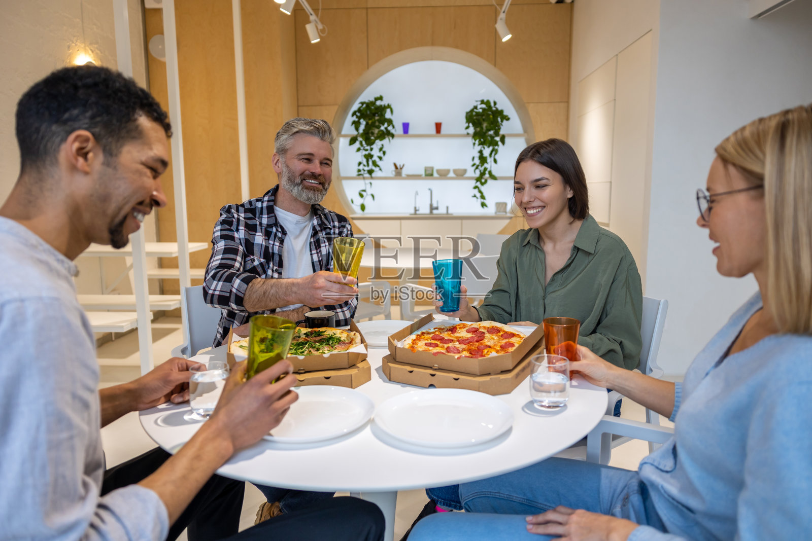 一群人在一起吃午饭时看起来很开心照片摄影图片