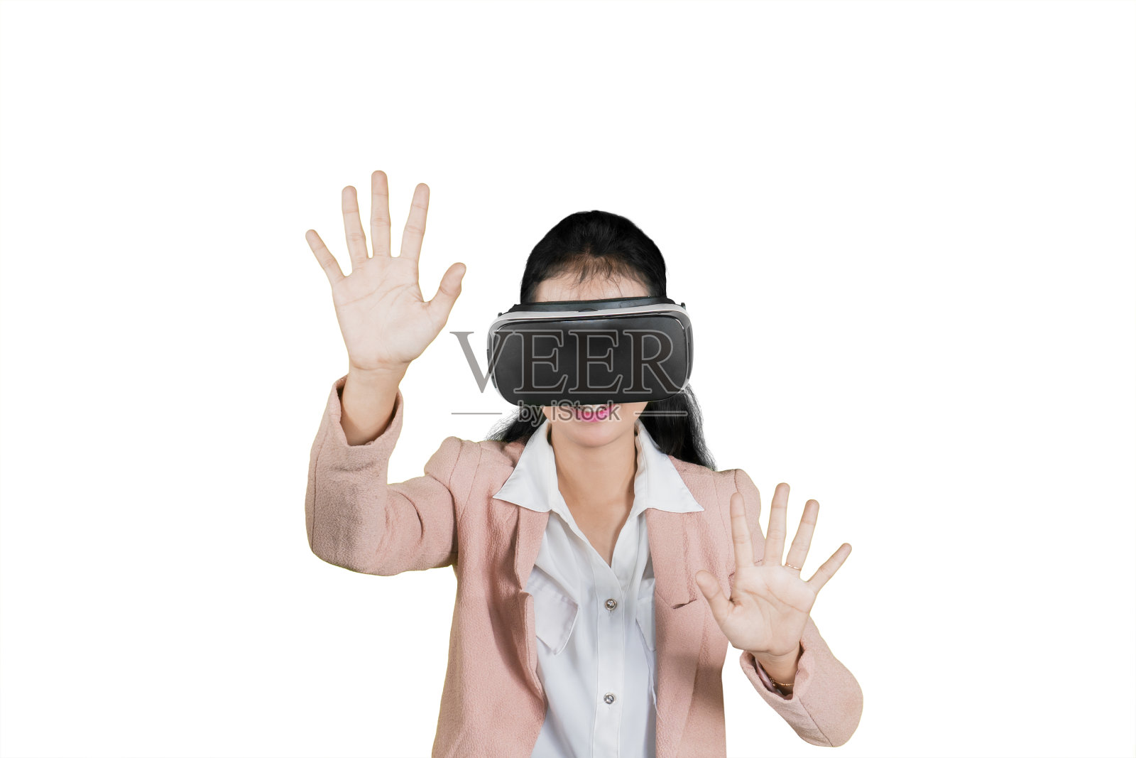 亚洲女商人戴着虚拟现实眼镜，用手指触摸白色屏幕照片摄影图片