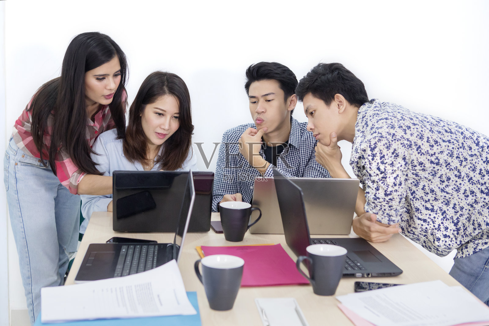 商人们在白色背景的笔记本电脑上工作照片摄影图片