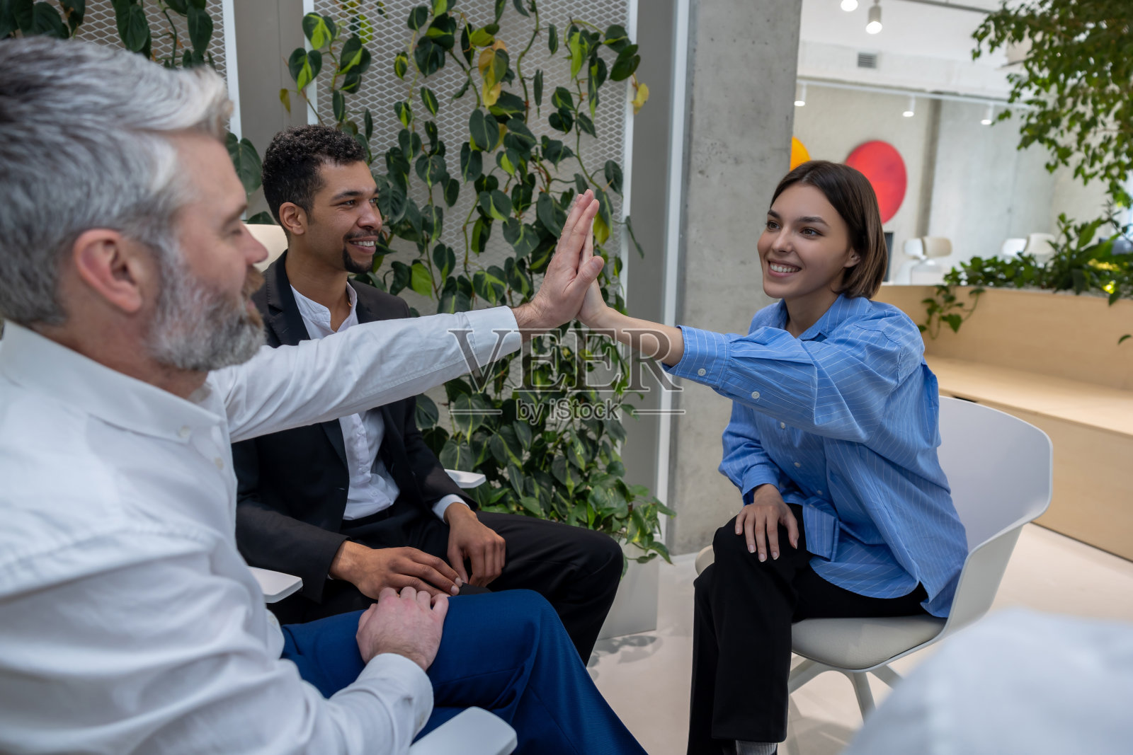 一群人在接受心理治疗，看起来很开心照片摄影图片