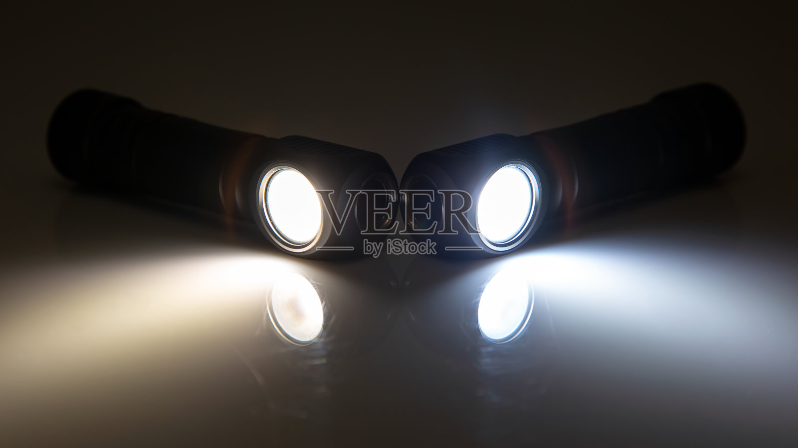 包括在黑暗背景上不同手电筒的光束。露营和家居用品。照片摄影图片