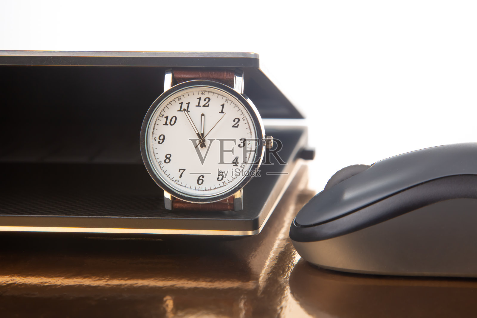 带鼠标的时钟和笔记本电脑。工作和在线游戏的时间控制。使用笔记本电脑工作的时长照片摄影图片