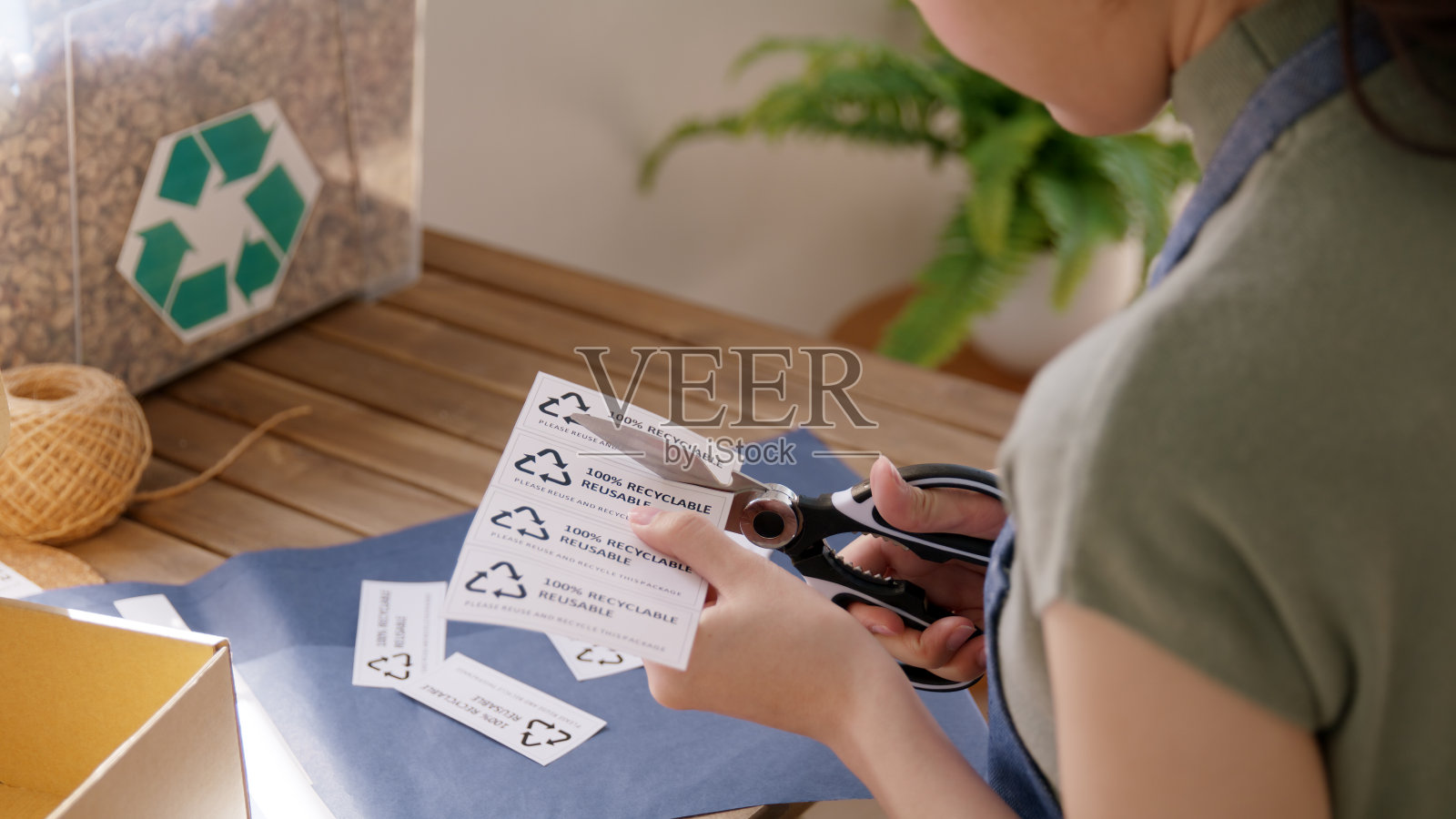 生态供应商去绿色包装包裹纸箱在净零废物商店亚洲卖家零售商店。地球关怀日小企业主亚洲人包装再利用牛皮纸包装礼品减少塑料免费订购。照片摄影图片