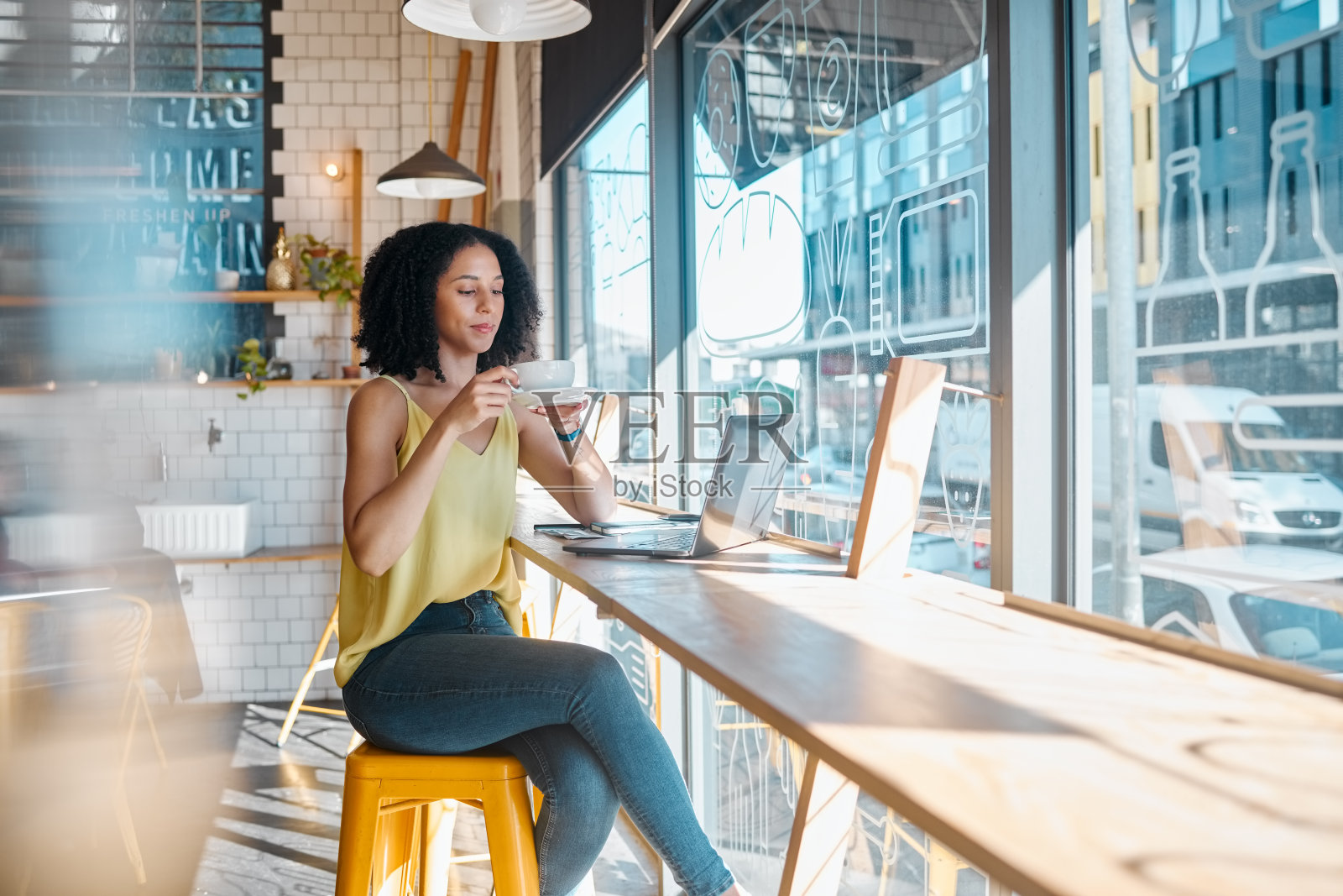 咖啡，茶，在咖啡馆或餐厅工作的女人用笔记本电脑喝着浓缩咖啡，做着计划。自由职业者，工作和在线或远程工作的年轻女性放松或休息在早上照片摄影图片