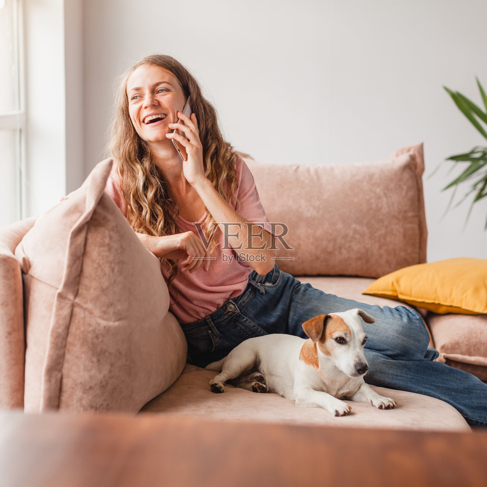 开心随意的美女正在打电话照片摄影图片