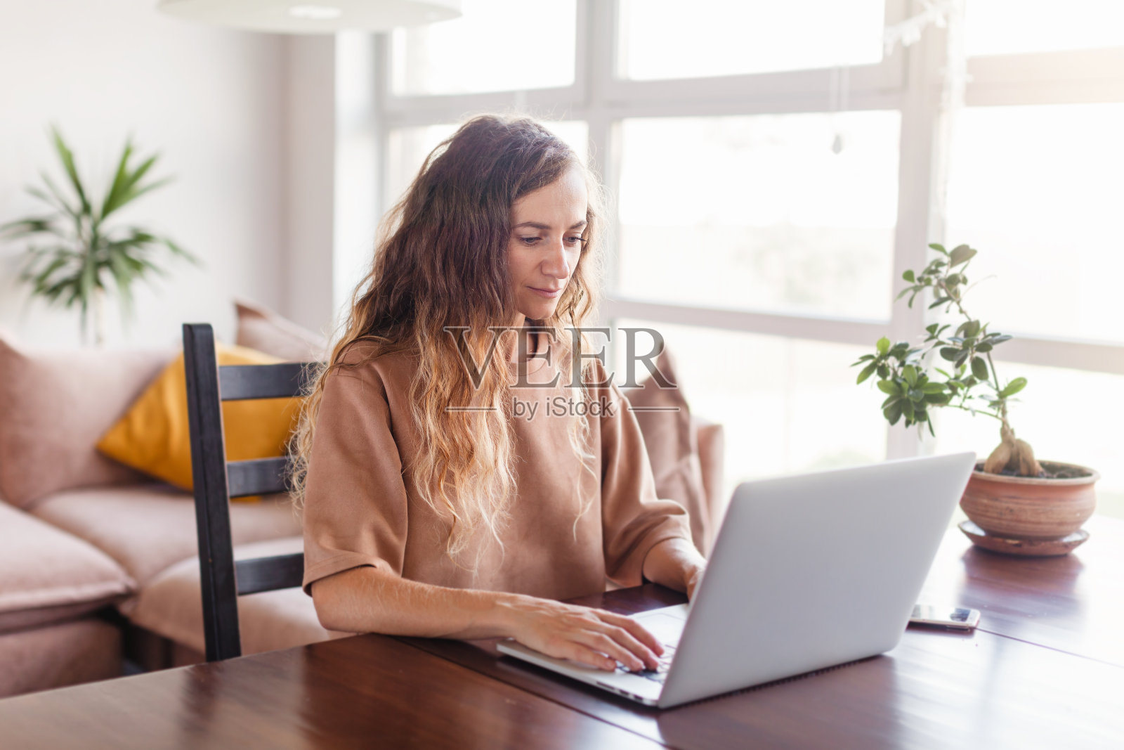 快乐的女人使用银色笔记本电脑照片摄影图片