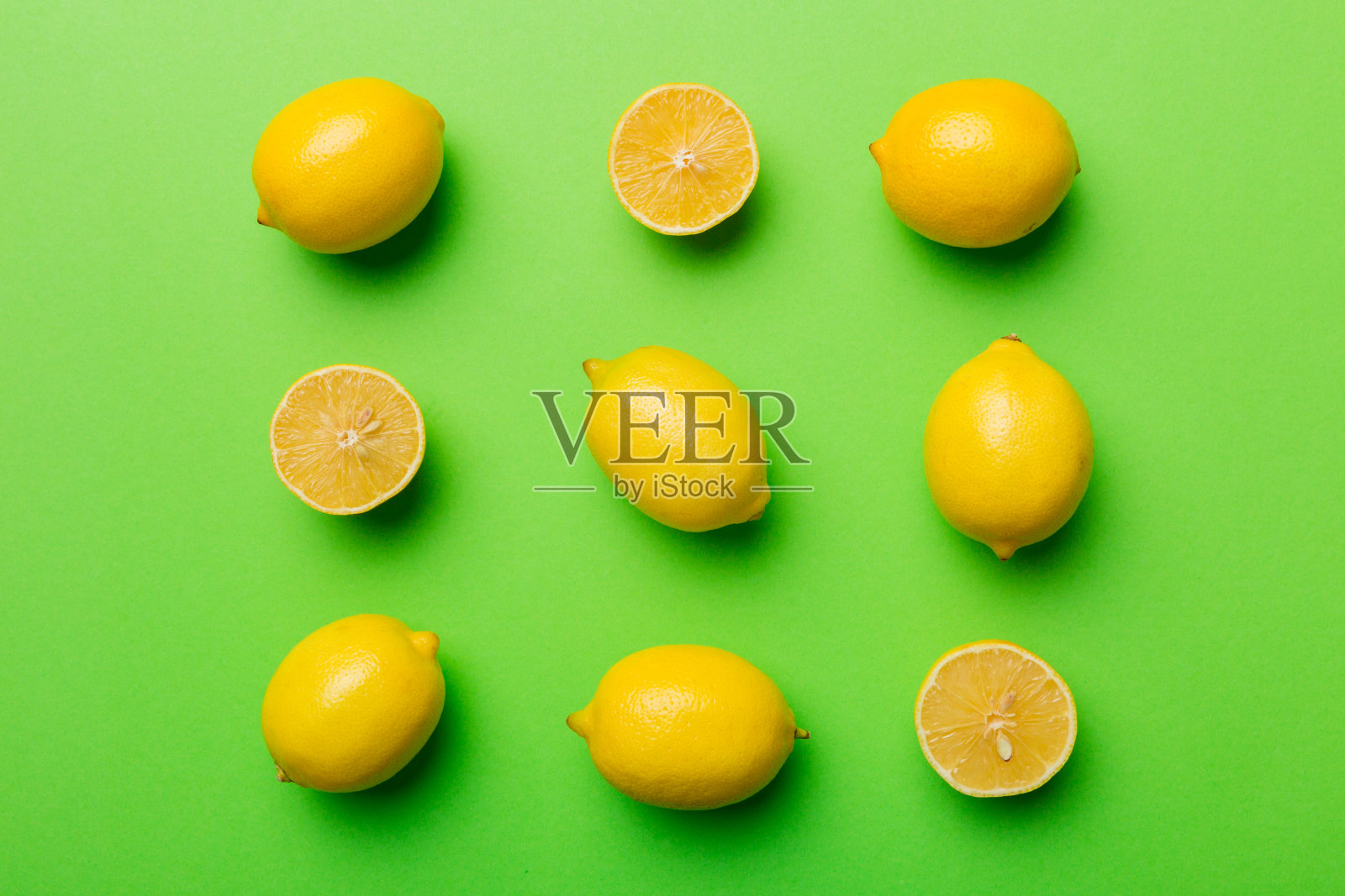 许多新鲜成熟的柠檬与绿叶在彩色背景，俯视图，文字的空间照片摄影图片