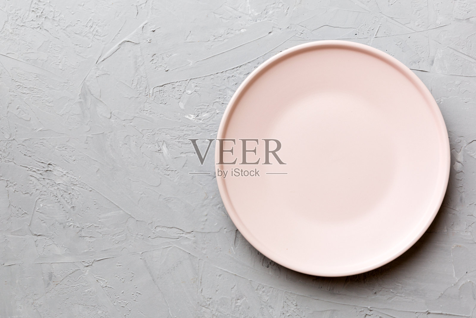 水泥背景上的空粉色板的顶视图。为你的设计留出空间照片摄影图片