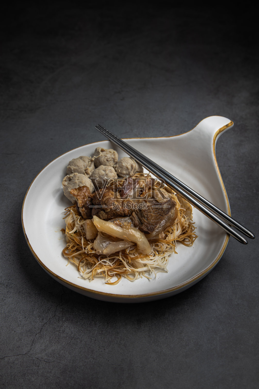 肉丸牛筋炖牛肉面照片摄影图片