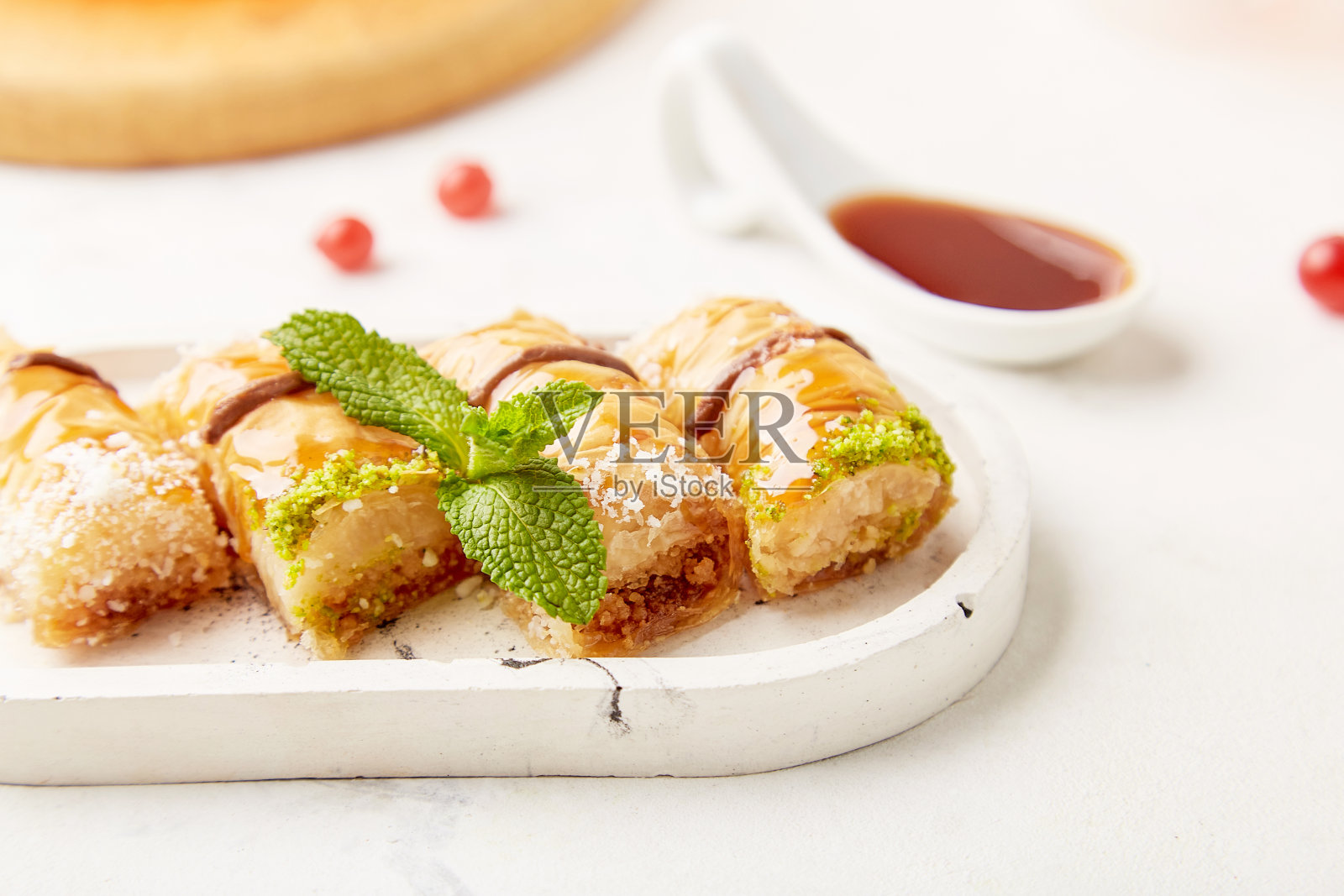 果仁蜜饼特写——传统的土耳其蜂蜜薄荷甜点。天然甜点特写照片摄影图片