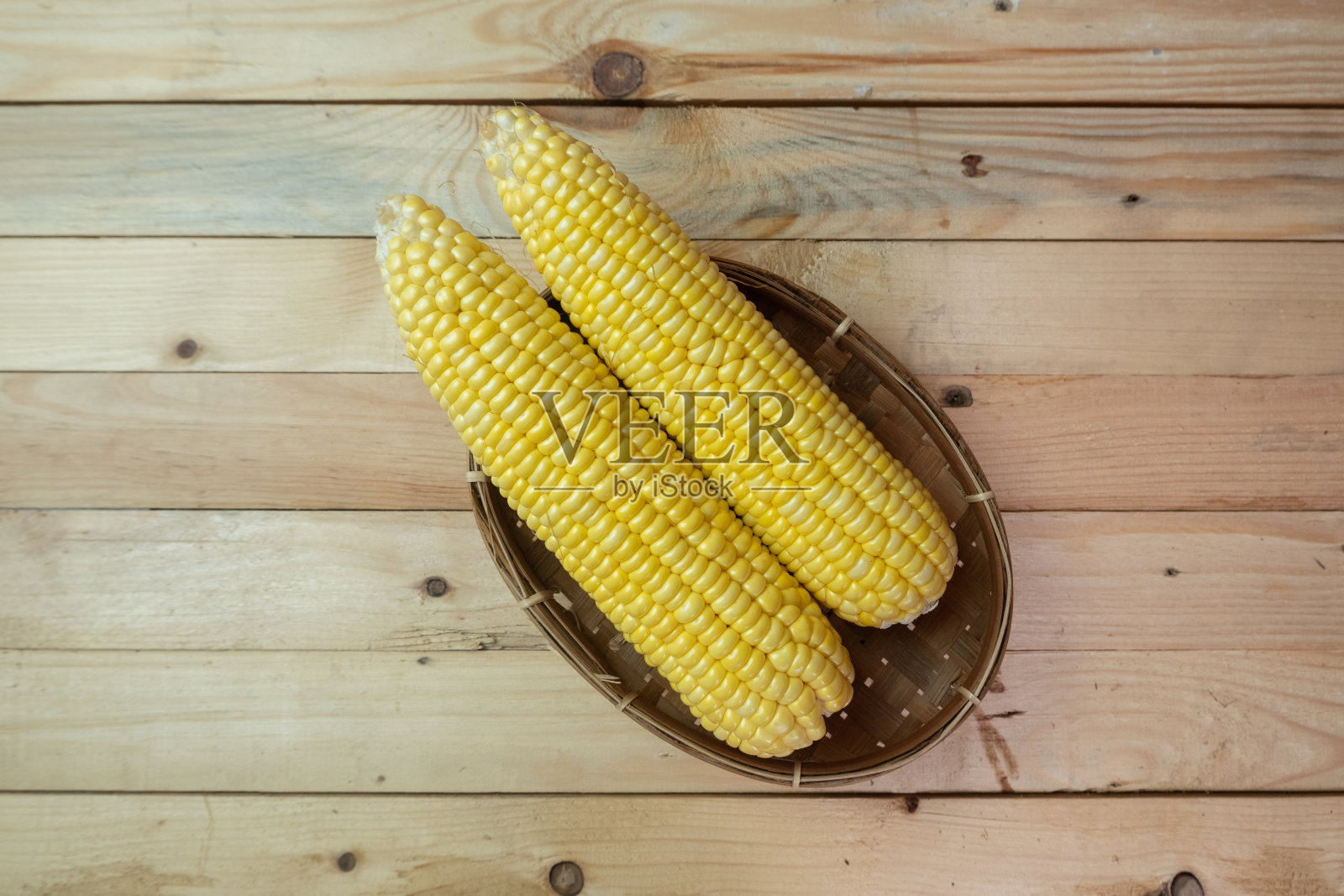 木桌上的玉米照片摄影图片