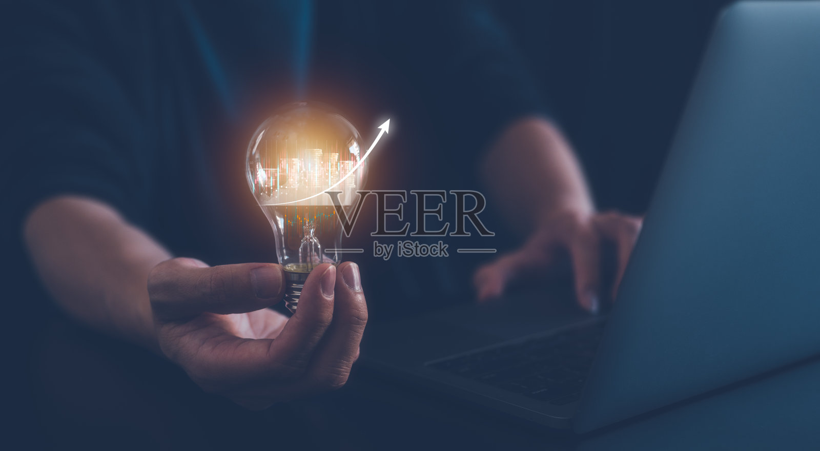 投资策略理财和创意理念，人拿灯泡用虚拟交易图，启发和创新新技术照片摄影图片