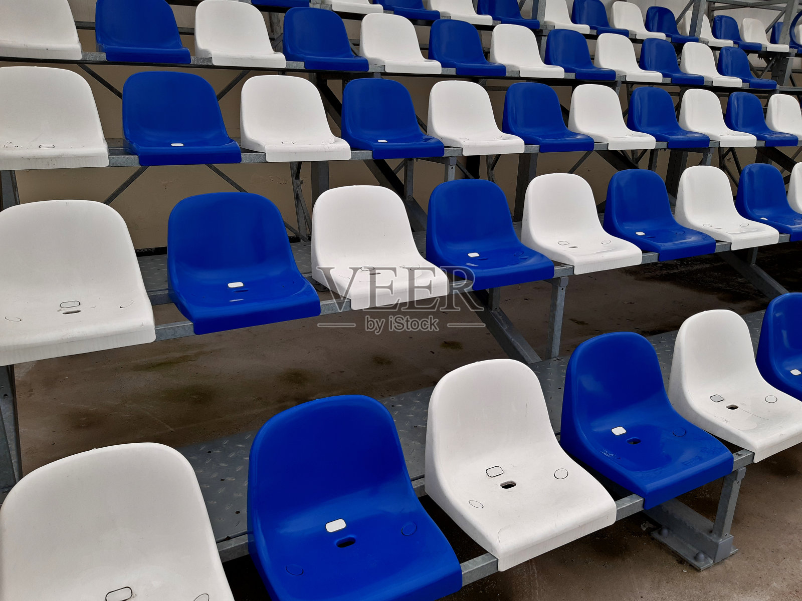 体育场有一个论坛和一个用有机玻璃覆盖的高架礼堂。屋顶是透明的，呈拱形或波浪状。户外比赛用塑料座椅;照片摄影图片