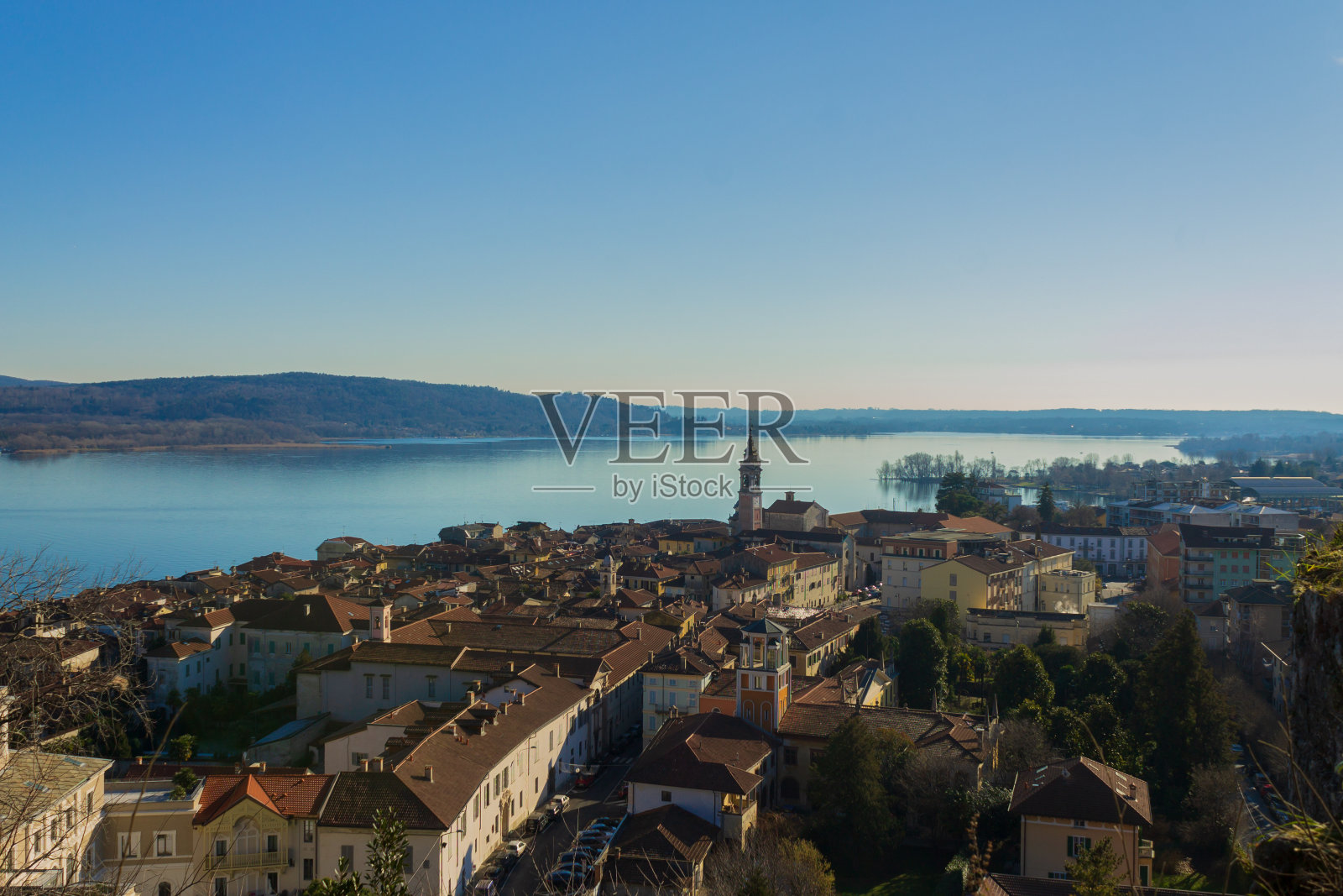 阿罗纳和马焦雷湖鸟瞰图照片摄影图片