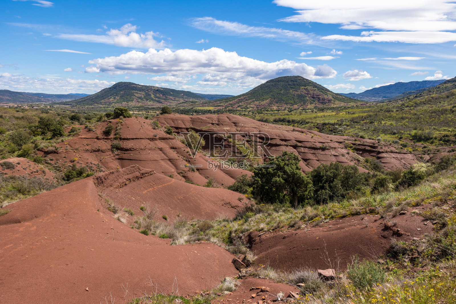 Landscape of red ruffes to the north of the Salagou lake and the ancient volcano of Cérébou from the Cayroux plateau照片摄影图片