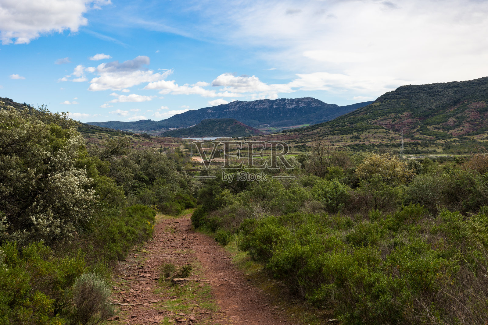 从Rabejac村庄附近的徒步小径上看到的Mount Liausson照片摄影图片