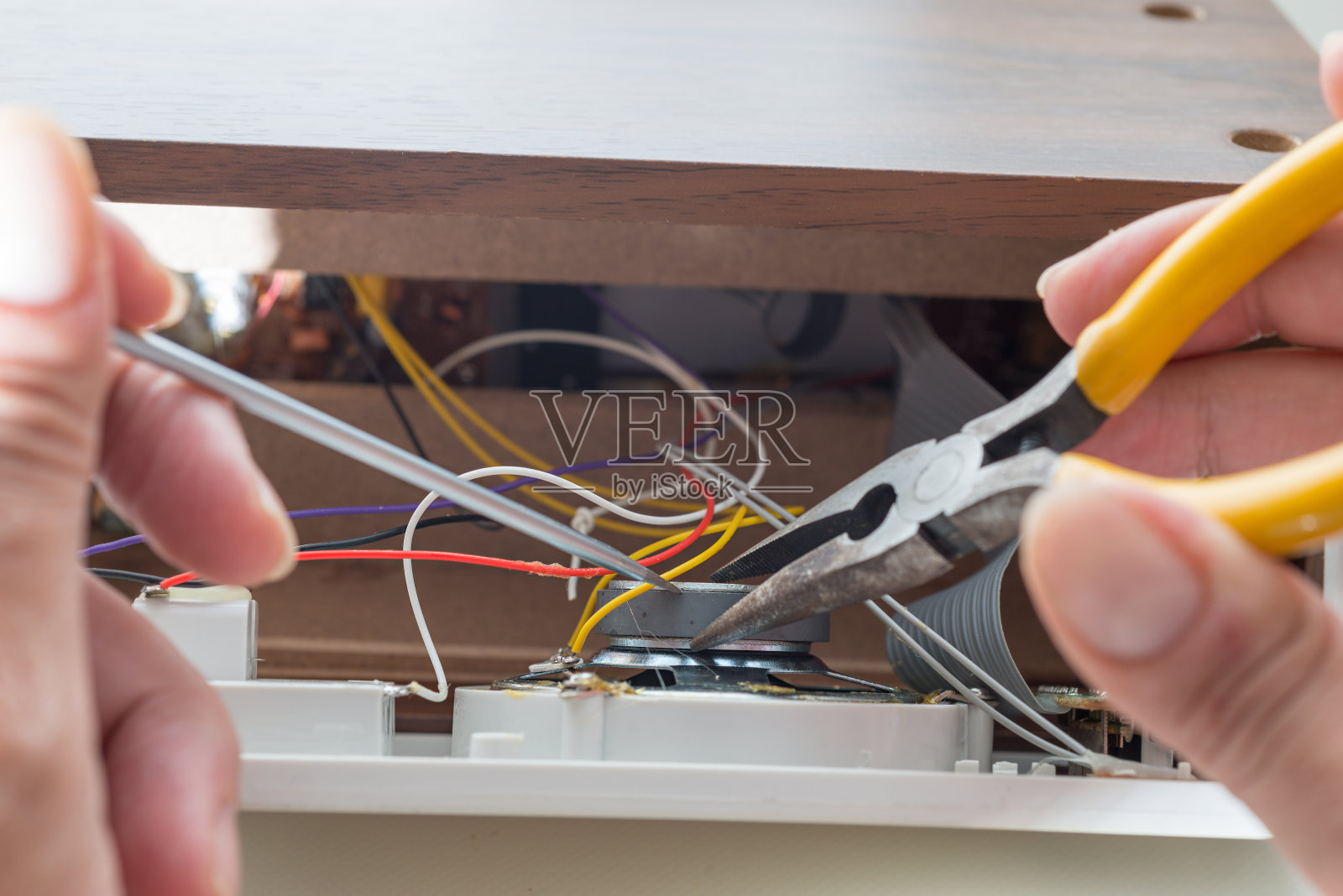 微调声音:捕捉无线电维修的艺术照片摄影图片