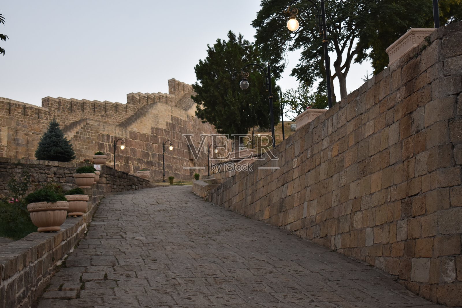 在德尔本特的堡垒里散步照片摄影图片