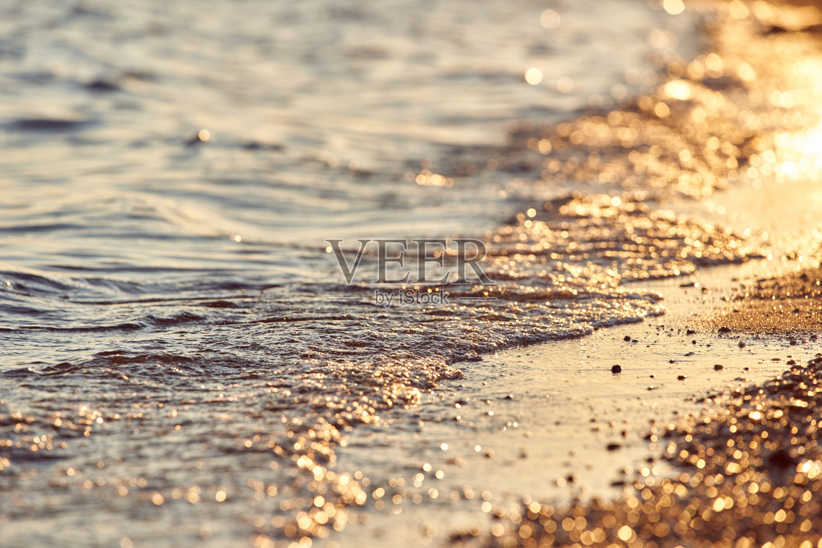 小波浪上的夕阳光湖照片摄影图片