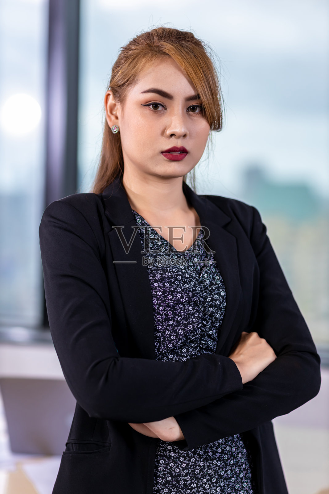 现代办公室里的女商人。照片摄影图片