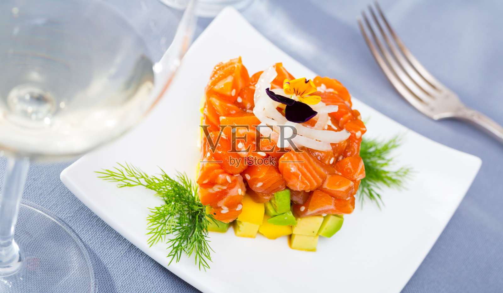 三文鱼塔塔和牛油果组成的立方体照片摄影图片